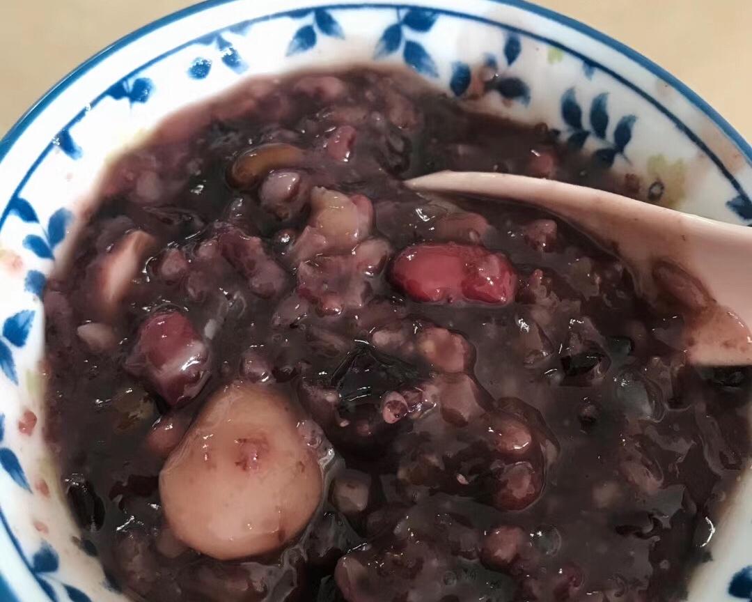 女人补气血养肾八宝粥