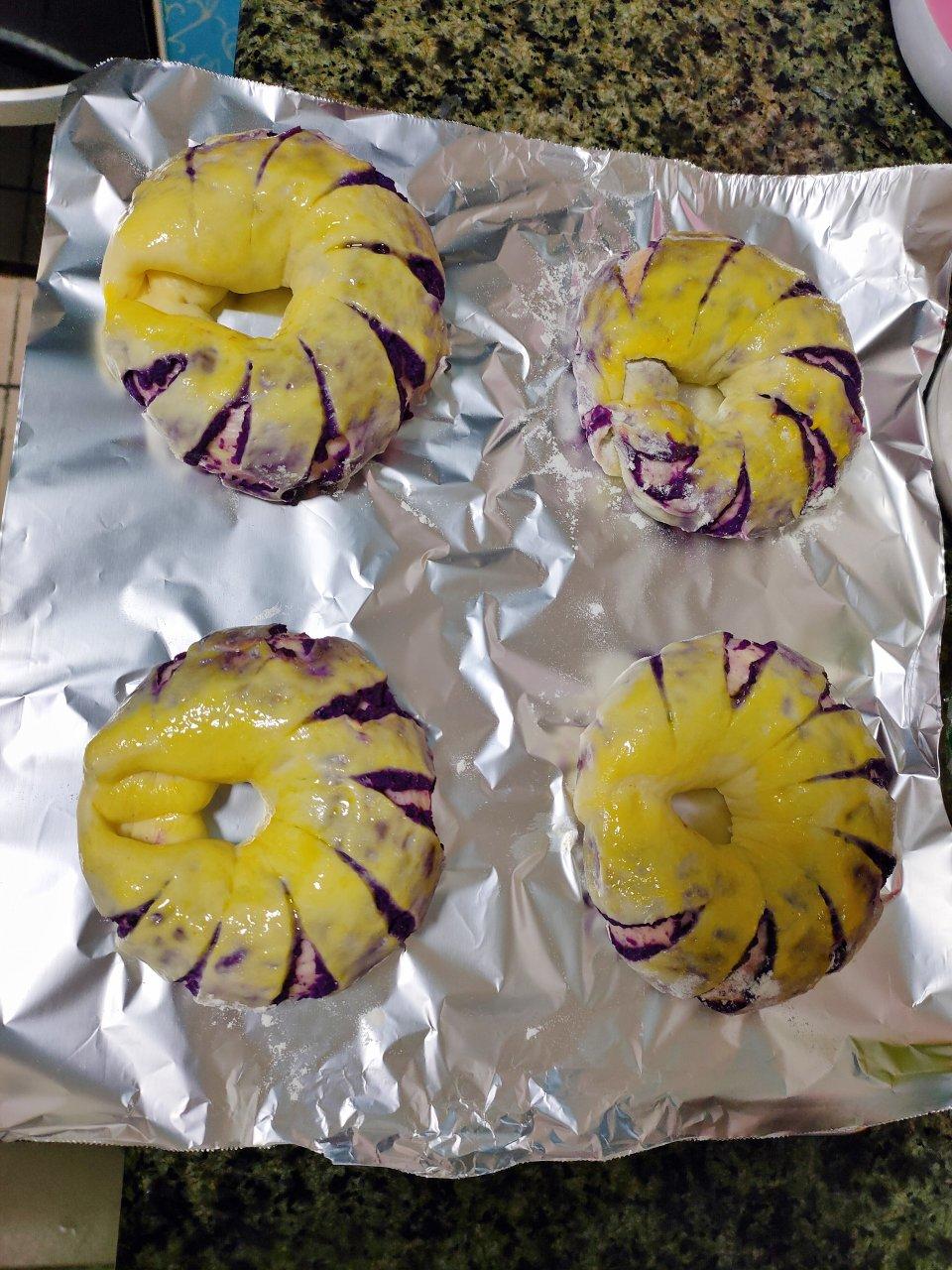 松软可口的红豆沙面包卷