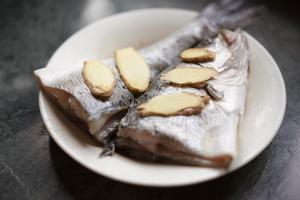 【正大钱食谱】吃厌了蒸鱼，来试试煎海鲈鱼的做法 步骤2