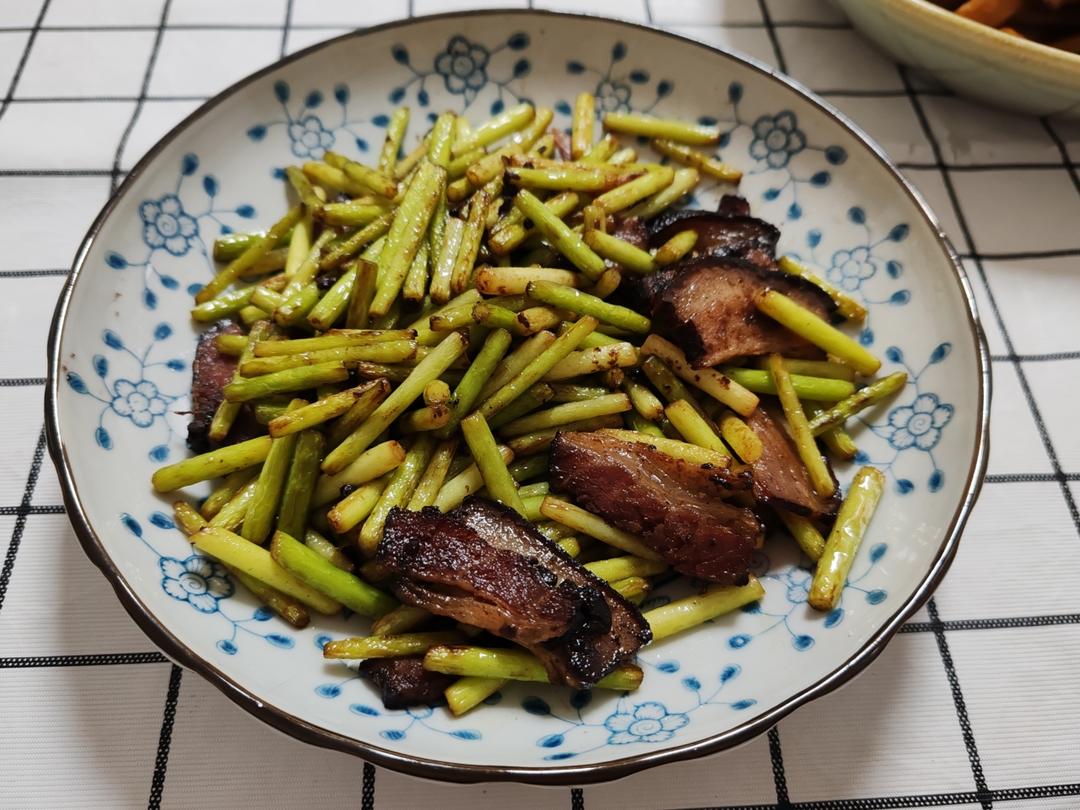 有年味儿的蒜苔炒腊肉