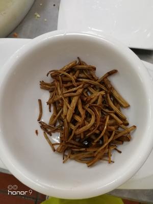茶树菇炒鸡柳的做法 步骤4