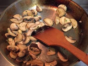 百里香炒蘑菇的做法 步骤5