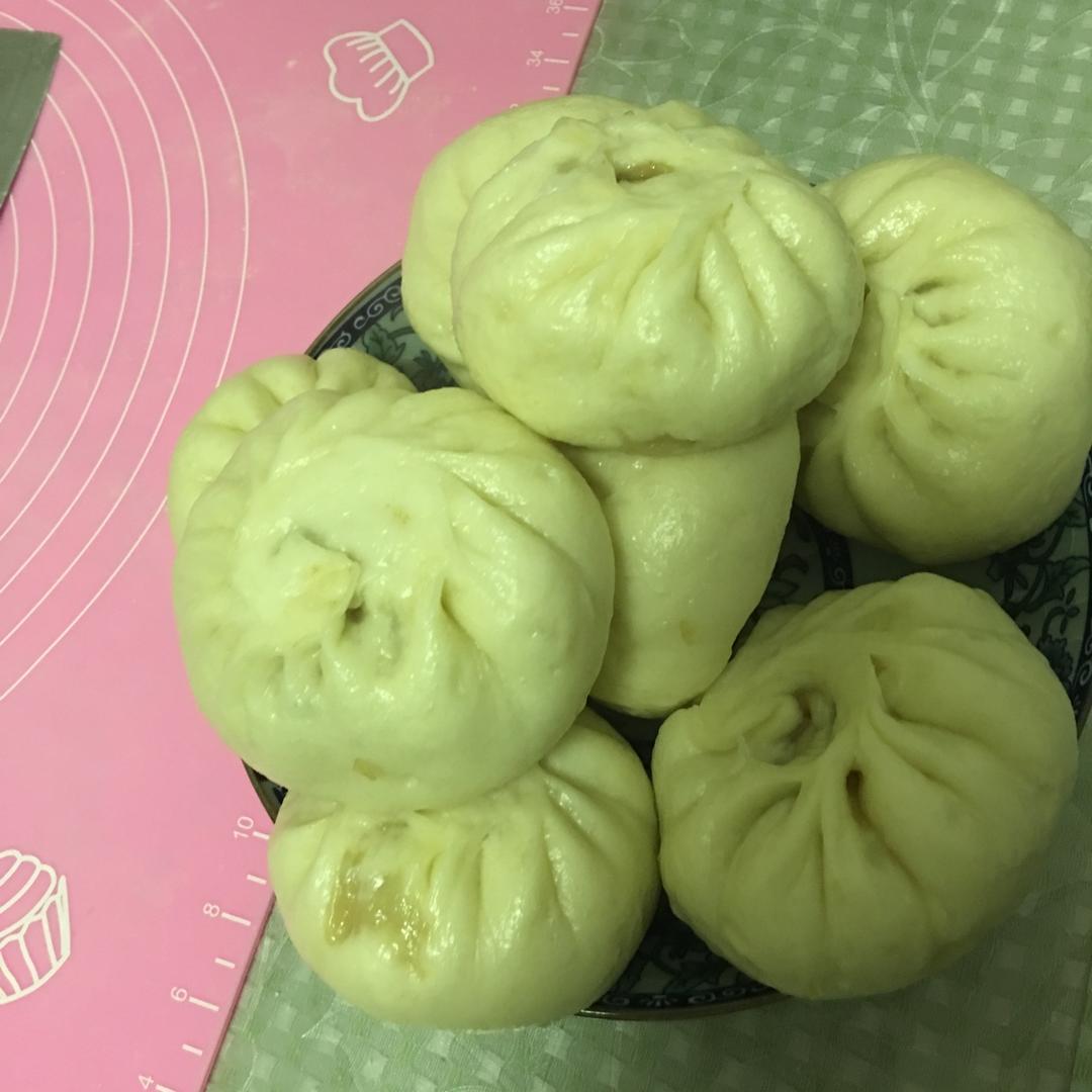 松软多汁的肉包子