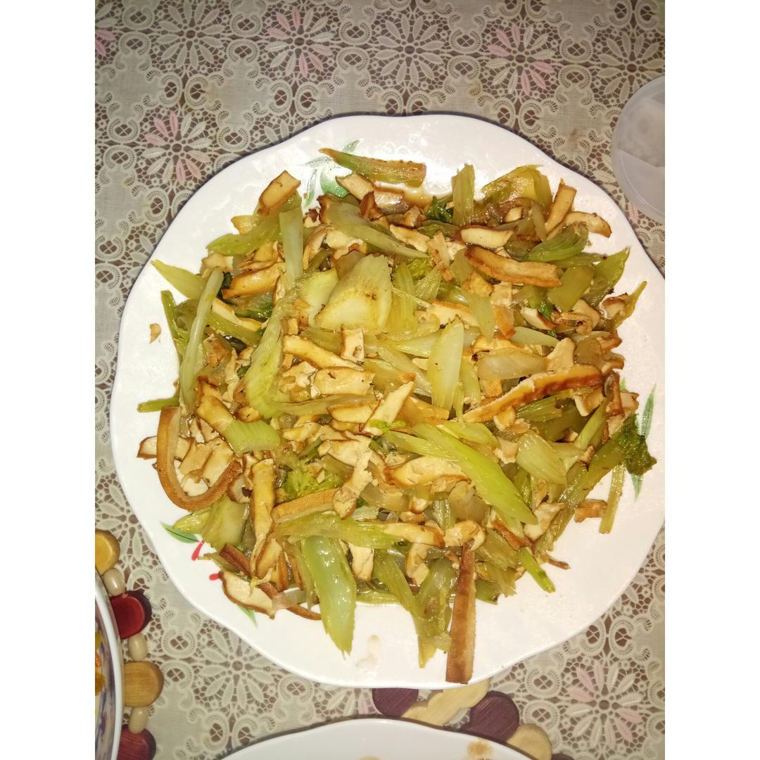 素菜：芹菜炒豆腐干