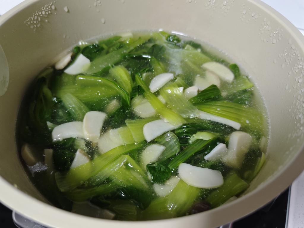 菌菇鱼丸鸡毛菜汤