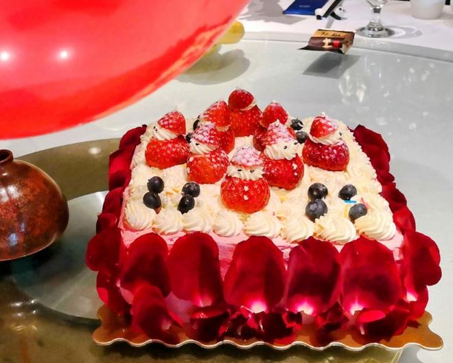 红玫瑰草莓奶油奶酪方蛋糕（八寸）的做法