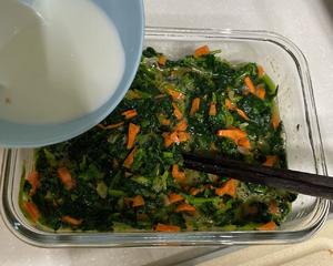 减肥营养两不误：菠菜胡萝卜蒸鸡蛋——中式一日三餐（七十四）的做法 步骤4