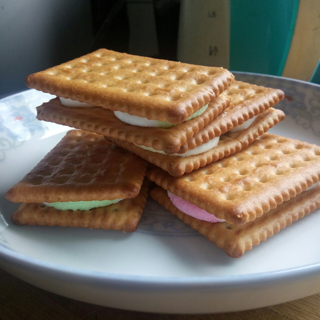 kakaoo做的smores 饼干夹烤棉花糖(微波炉版)