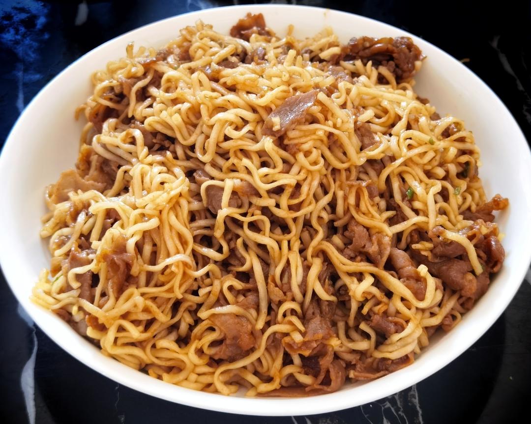 蚝油肥牛炒泡面