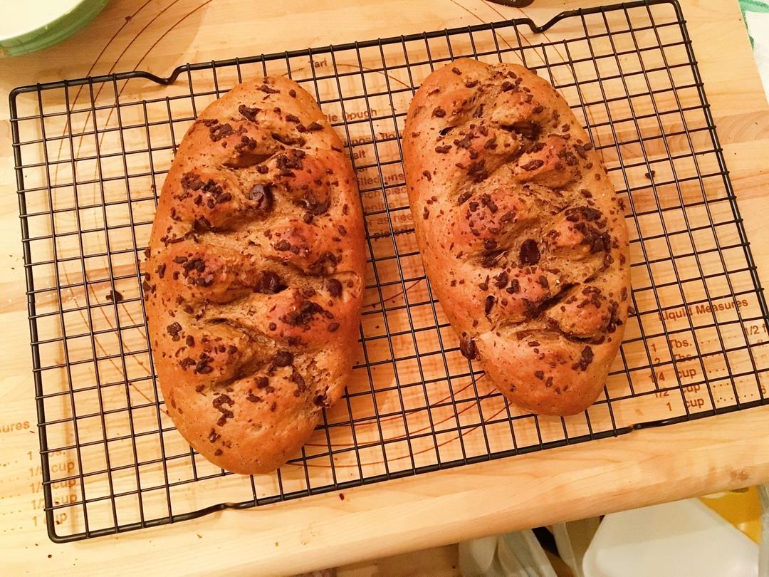 黑旋风（仿原麦山丘）Coffee flavored bread filled with chocolate chips,pine