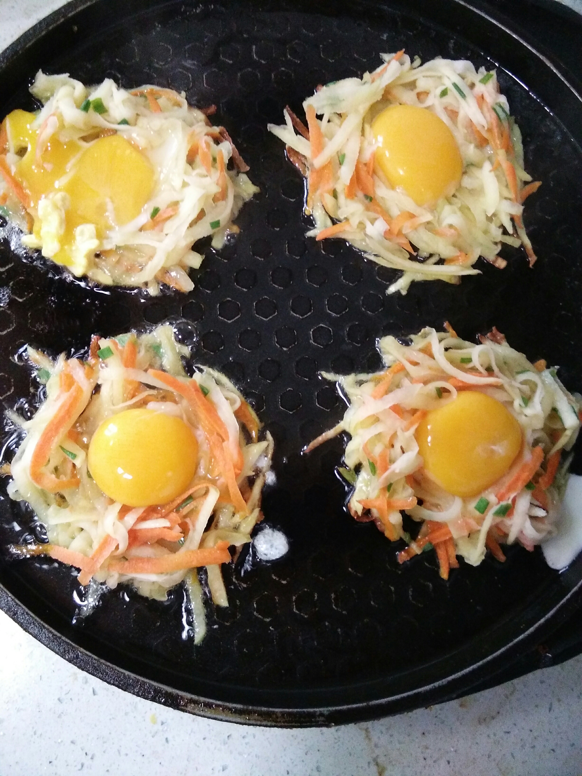土豆胡萝卜丝煎鸡蛋（鸟巢煎蛋）的做法