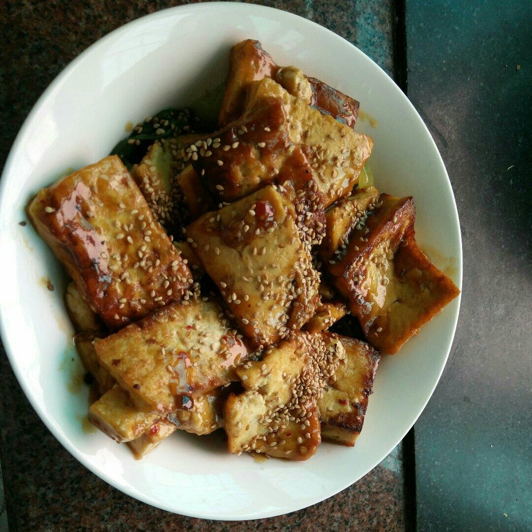 浇汁煎烧豆腐配小油菜