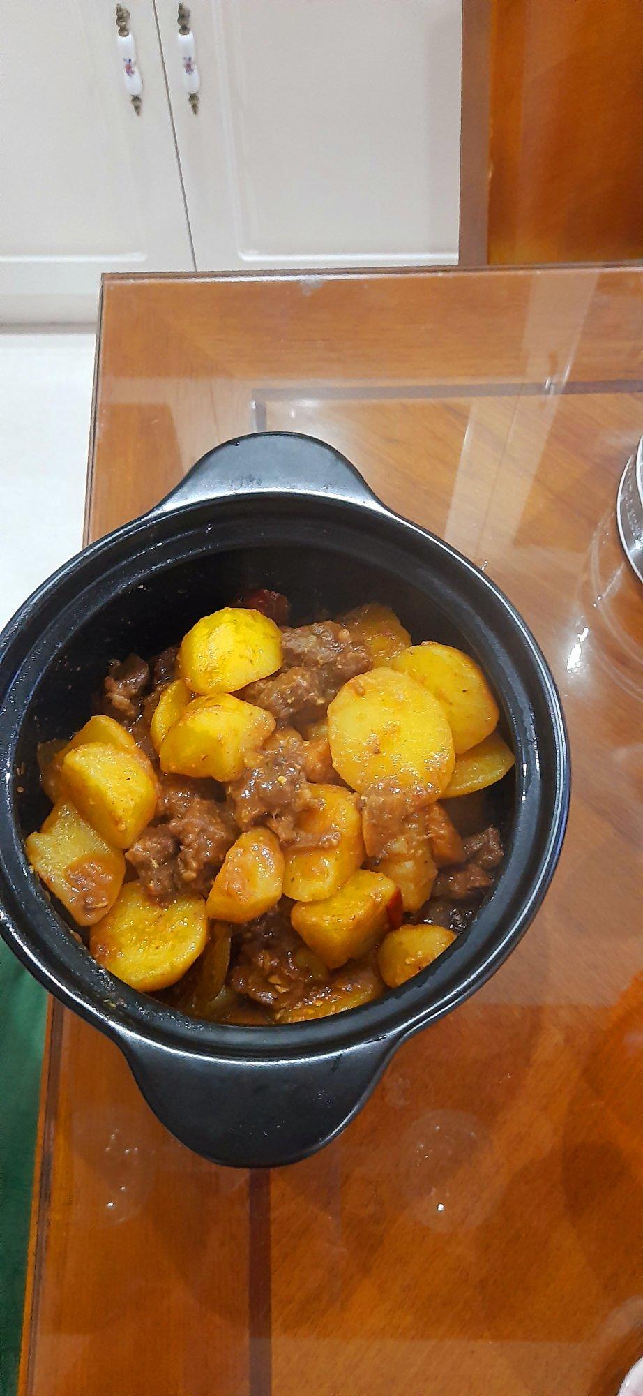 砂锅土豆炖牛肉