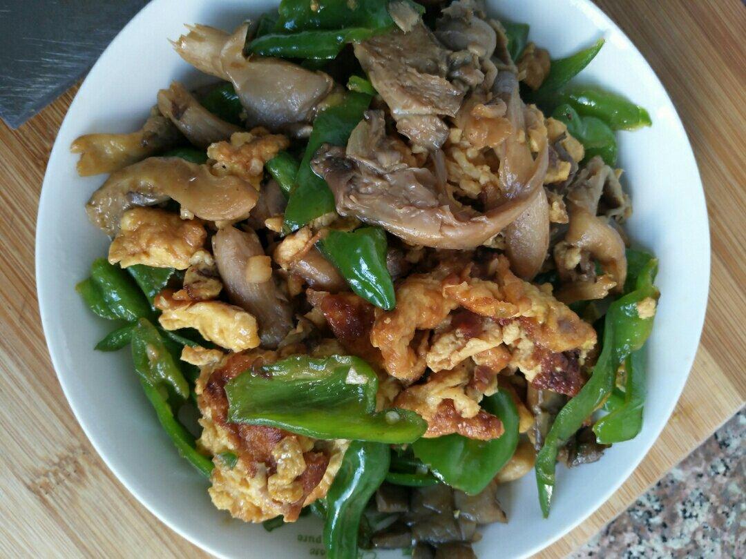 平菇青椒炒鸡蛋 好吃又营养的超快手家常菜