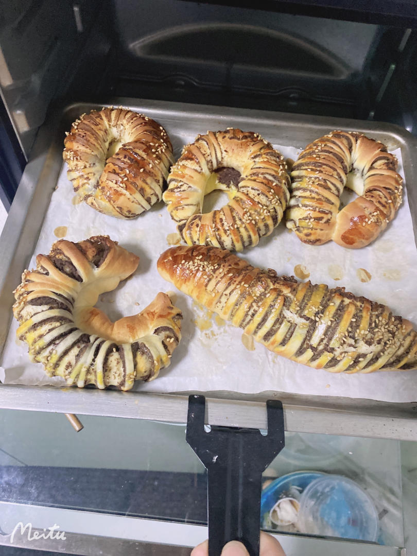 松软可口的红豆沙面包卷