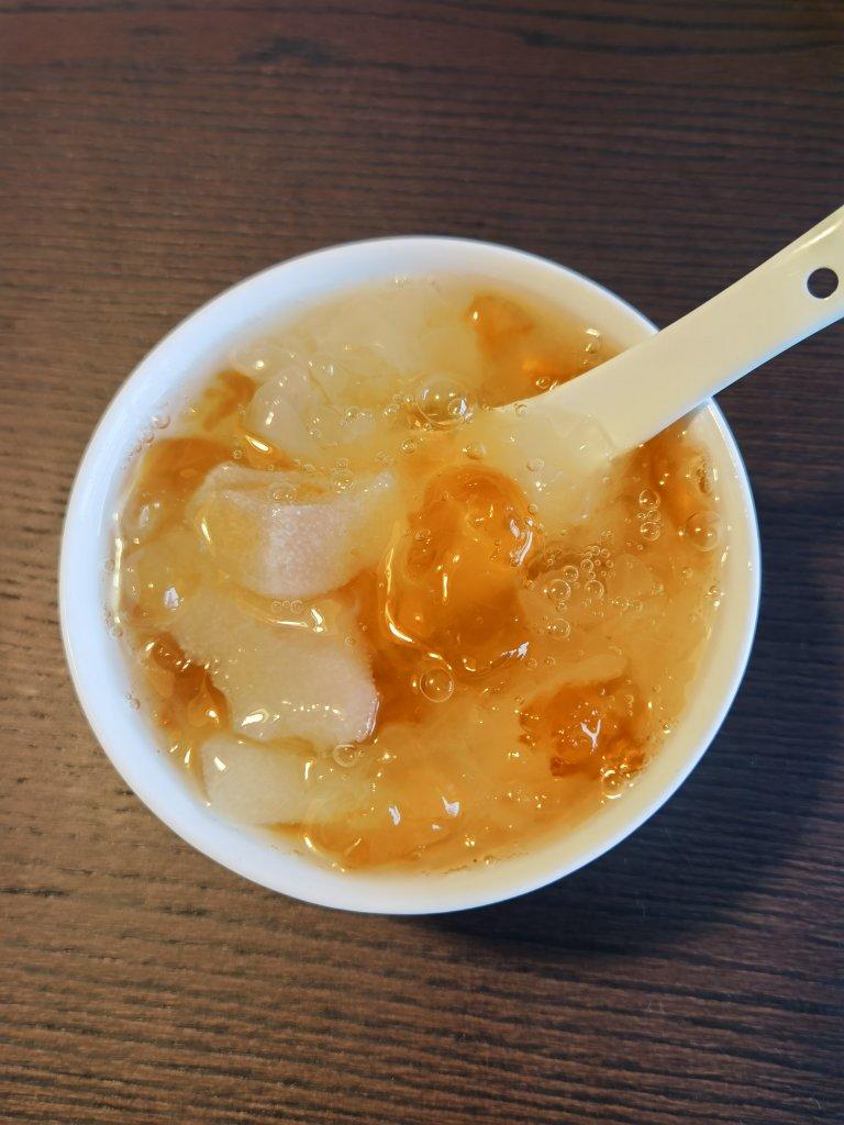 桃胶银耳雪梨羹