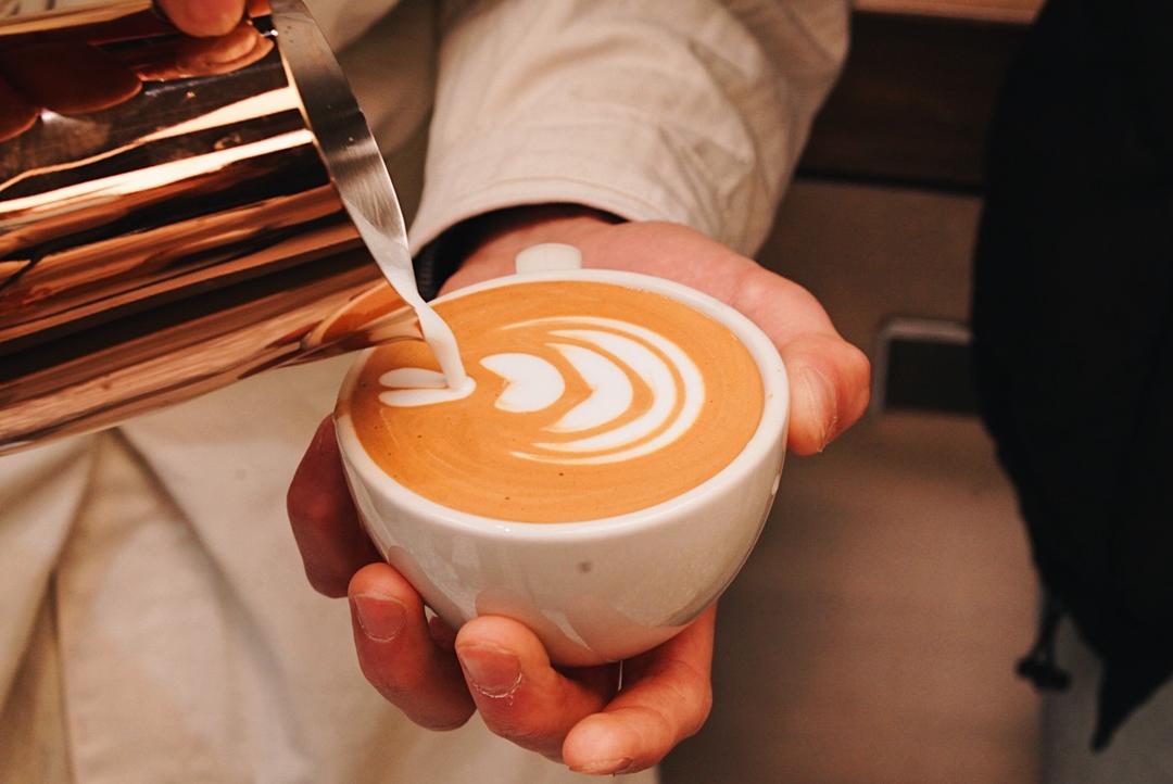 咖啡拉花入门指南 | 干货满满！就算买不起16W咖啡机，也不算亏啊