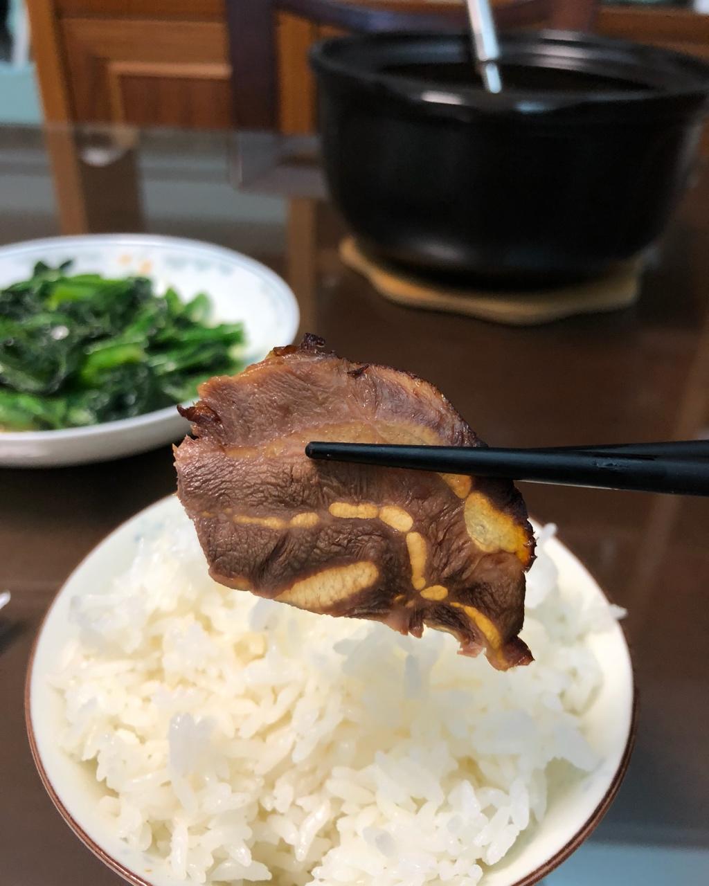 用有态度的【五香卤牛肉】，下有故事的酒