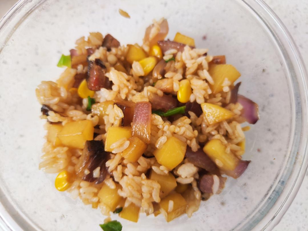 腊肉土豆炒饭