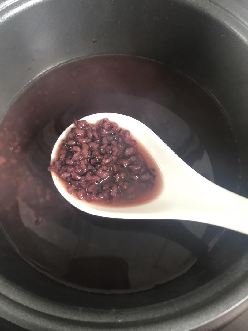 营养红豆黑米粥的做法