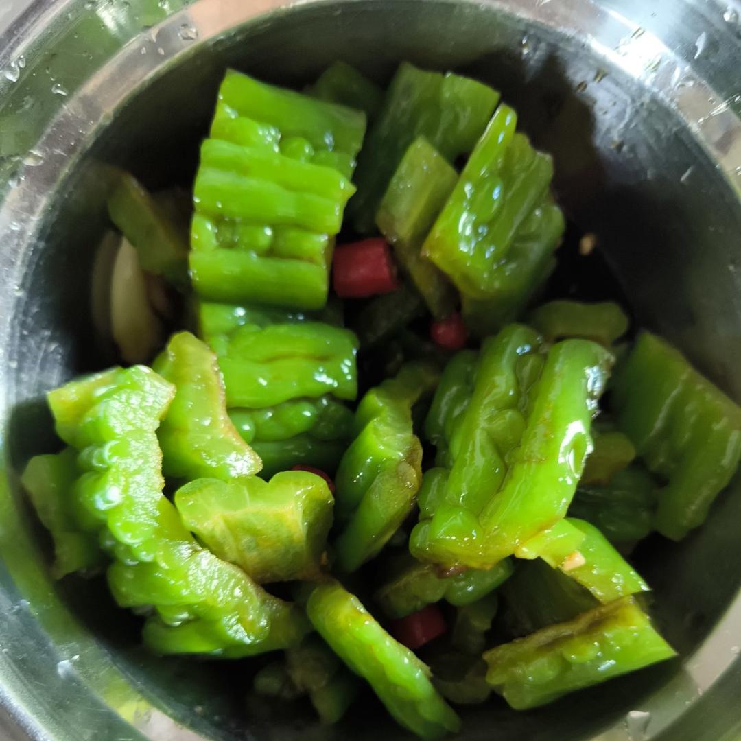 凉拌苦瓜(色碧、味脆)