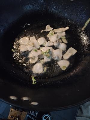 蘑菇炒肉的做法 步骤2