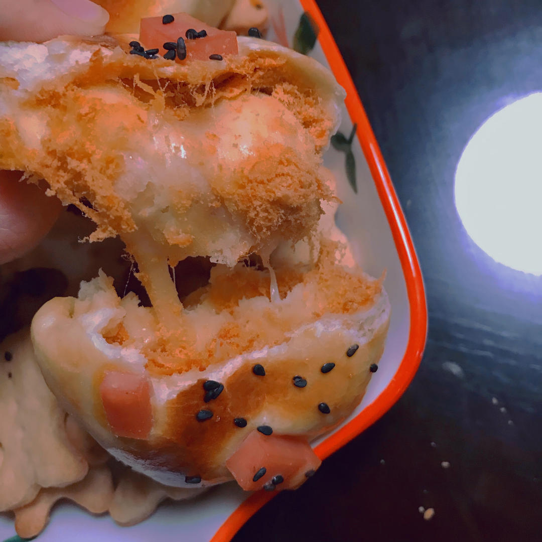 奇怪造型无敌美味的肉松小面包|ω･)و ̑̑༉
