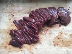 麻油猪肝面——超补血的月子食谱（猪肝切薄片小方法）的做法 步骤2