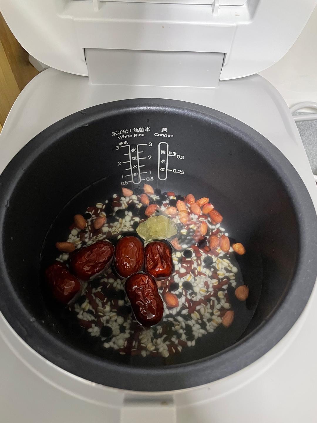电饭煲{红豆花生粥}的做法 步骤2