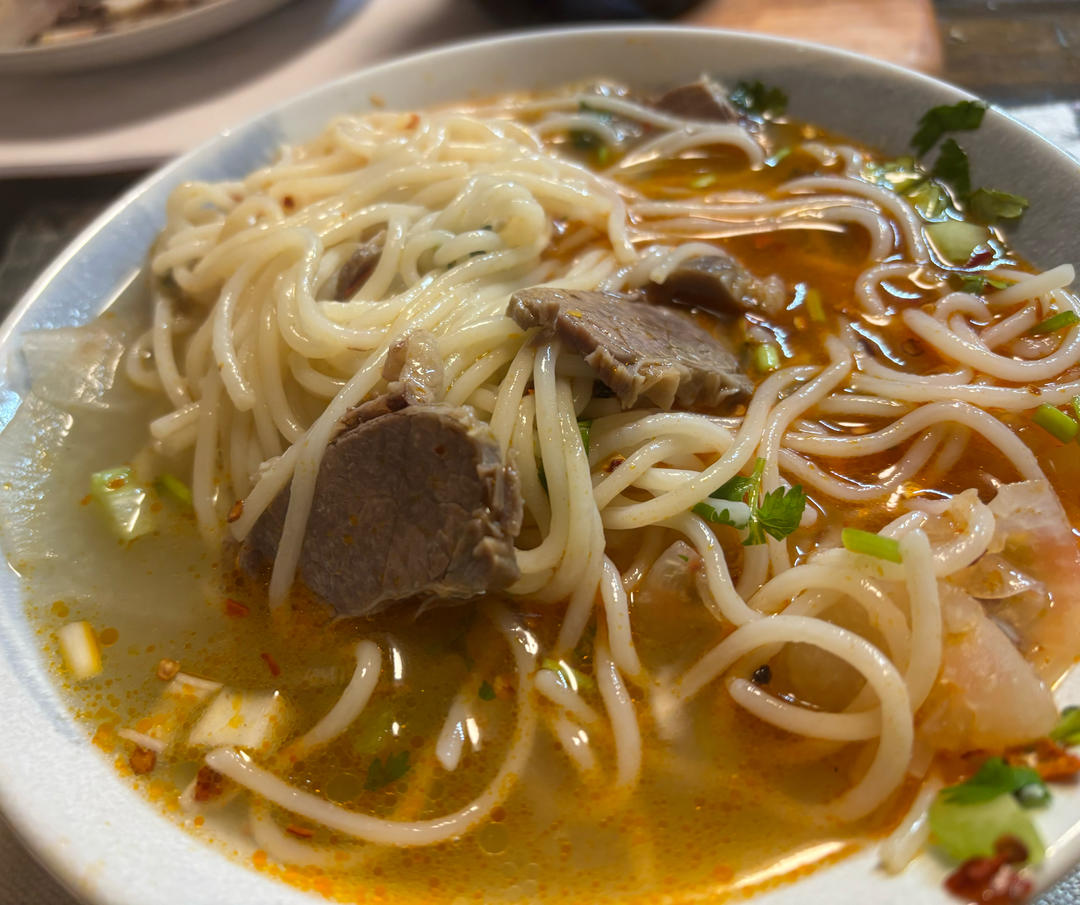 正宗兰州牛肉面～～                        不是兰州拉面😁