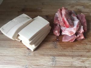周末一餐 排骨炖豆腐的做法 步骤1