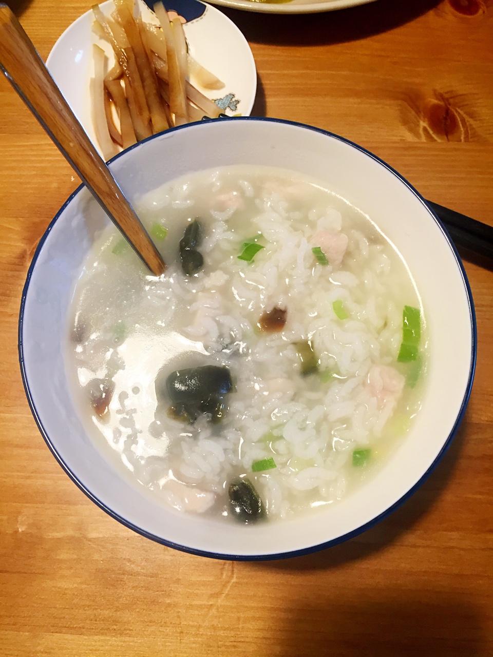 蘑菇丸子君做的皮蛋瘦肉粥
