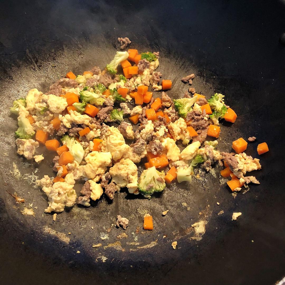 胡萝卜西蓝花鸡蛋炒牛肉--下饭菜（炒饭）