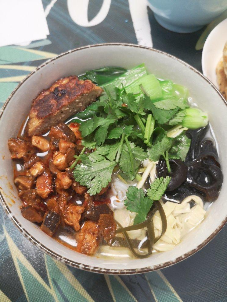 香菇鸡丁米线