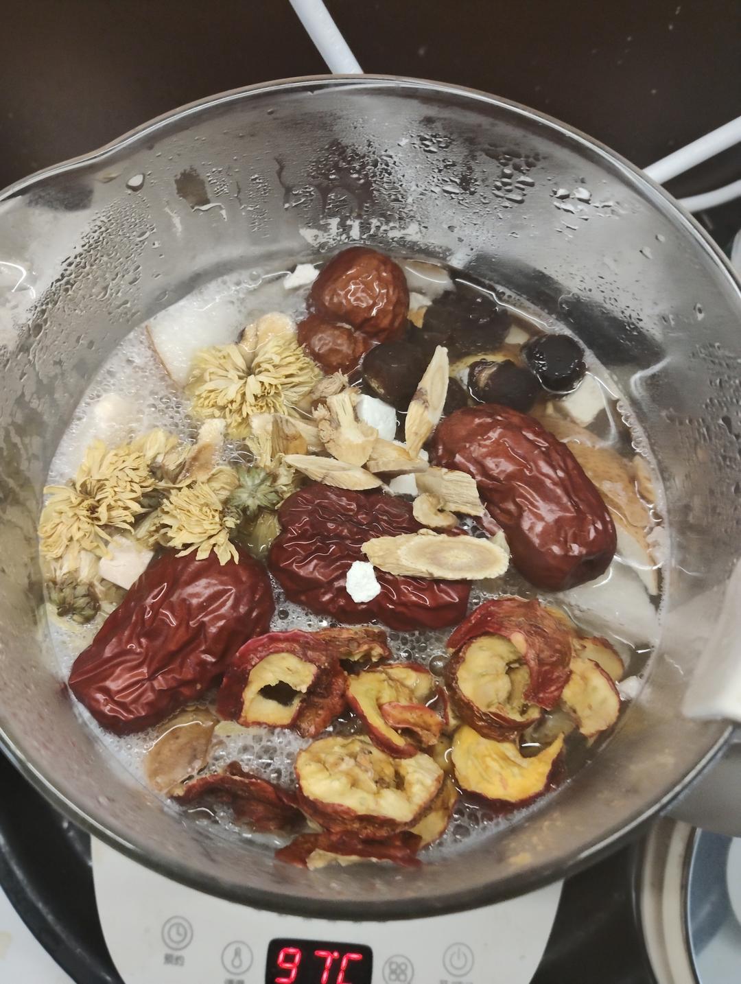 红枣桂圆银耳养生汤