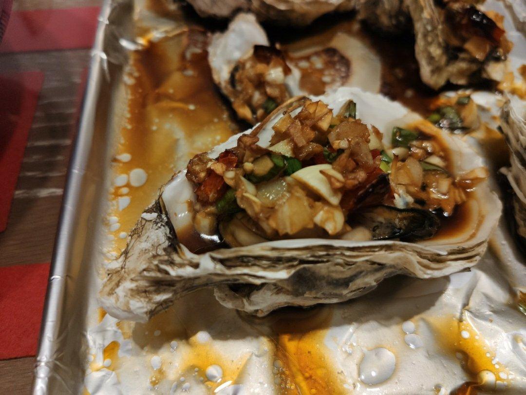 好吃到哭泣的烤生蚝做法！（附万能蒜蓉汁配方