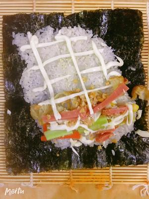 简易版寿司饭团沙拉番茄酱泡菜的做法 步骤6