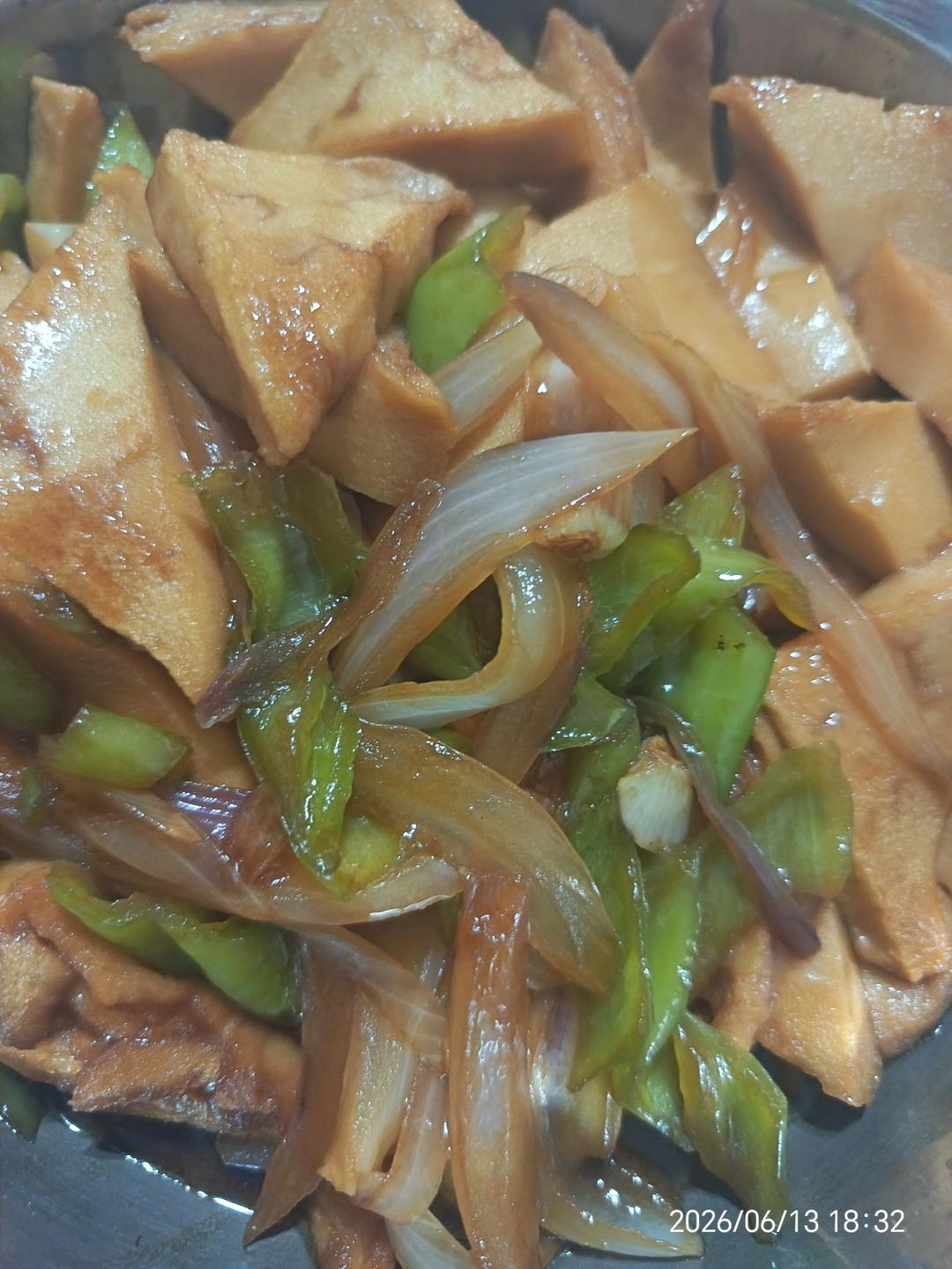 洋葱青椒炒千页豆腐，这么做，还挺好吃！