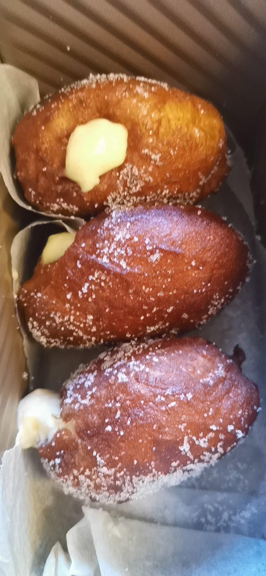 好吃到哭泣的甜甜圈VANILLA CREAM-FILLED DOUGHNUTS