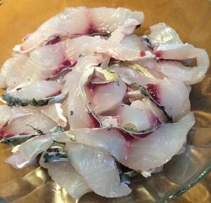 🐟酸菜鱼教你怎么腌制鱼片的做法 步骤1