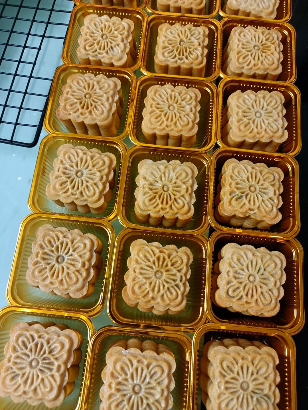 广式莲蓉（豆沙）蛋黄月饼（超详细步骤）