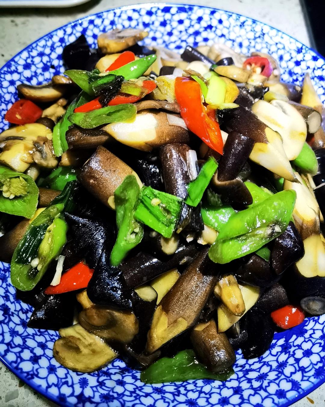 清炒黑皮鸡枞菌