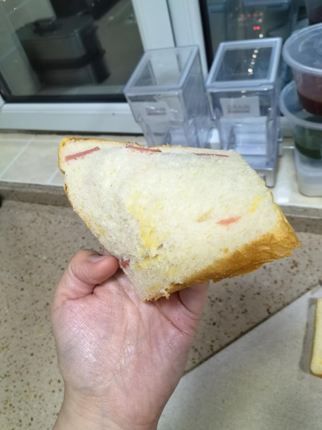 软妹子芝士火腿吐司，咸香料多好好吃