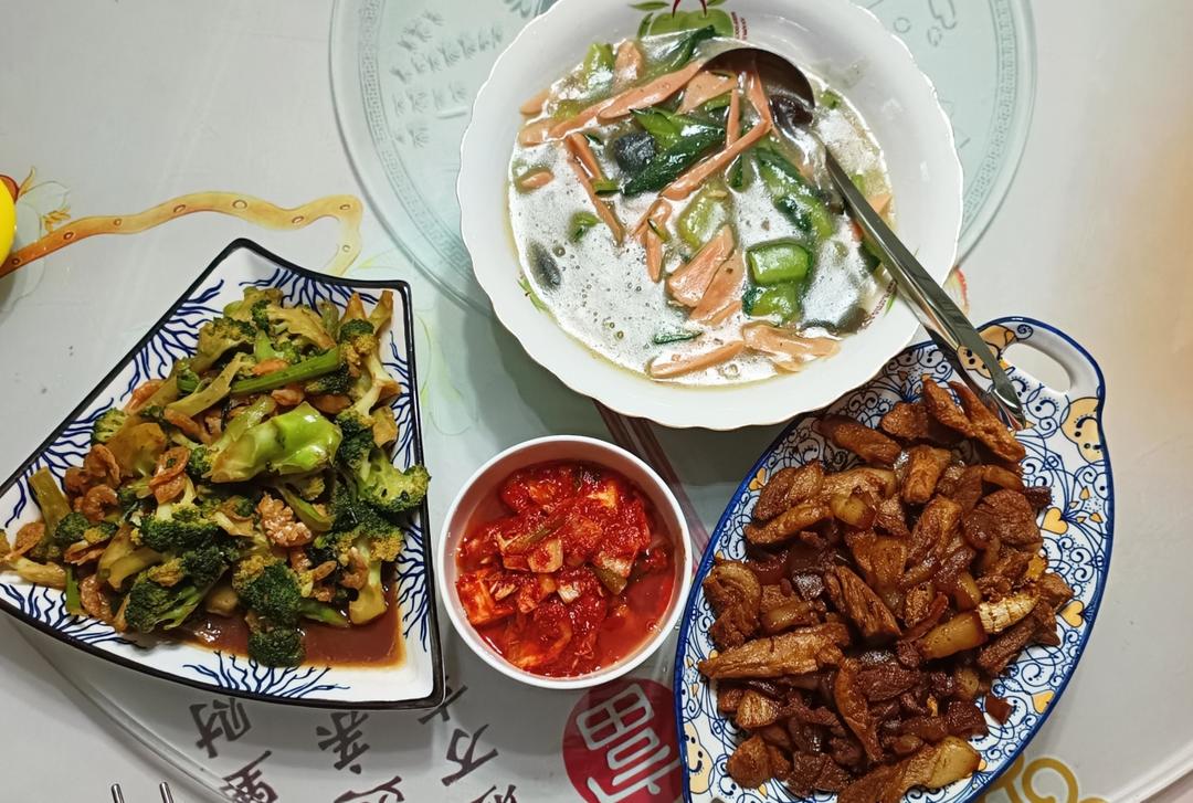 黄瓜皮蛋真是绝配，简单一做，汤鲜味美，这也是夏季餐桌必备汤菜