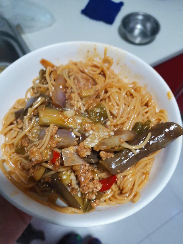 无敌好吃的【鱼香肉沫茄子焖面】，吃完舔盘🍜