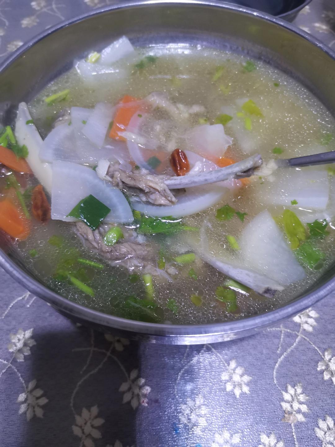 清炖羊排，老爸的拿手菜，汤鲜味浓，羊肉软烂，连萝卜都非常好吃