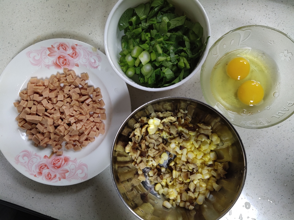 火腿肠玉米菜心粒冬菇蛋炒饭的做法