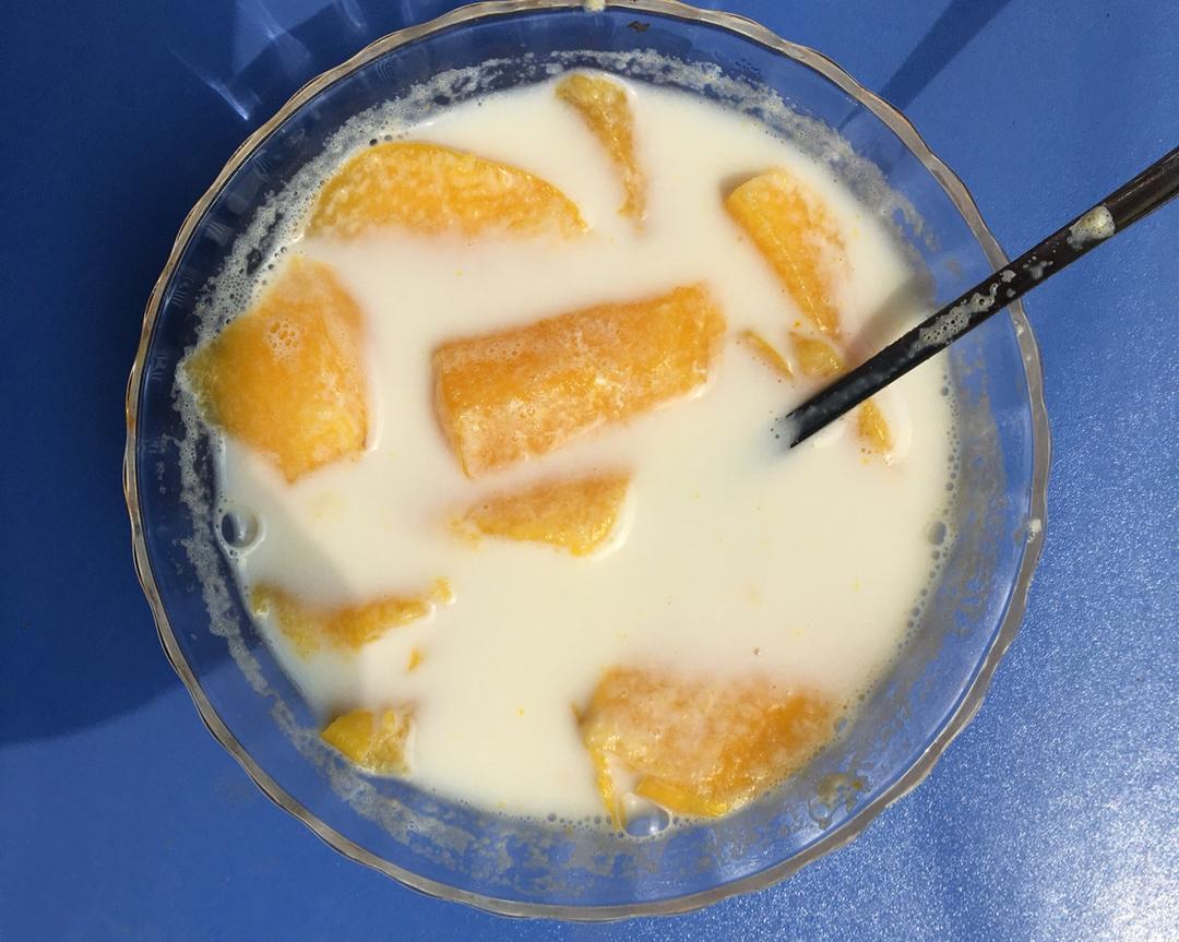 剩黄桃煮牛奶