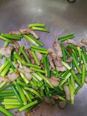 蒜苔炒肉的做法 步骤3