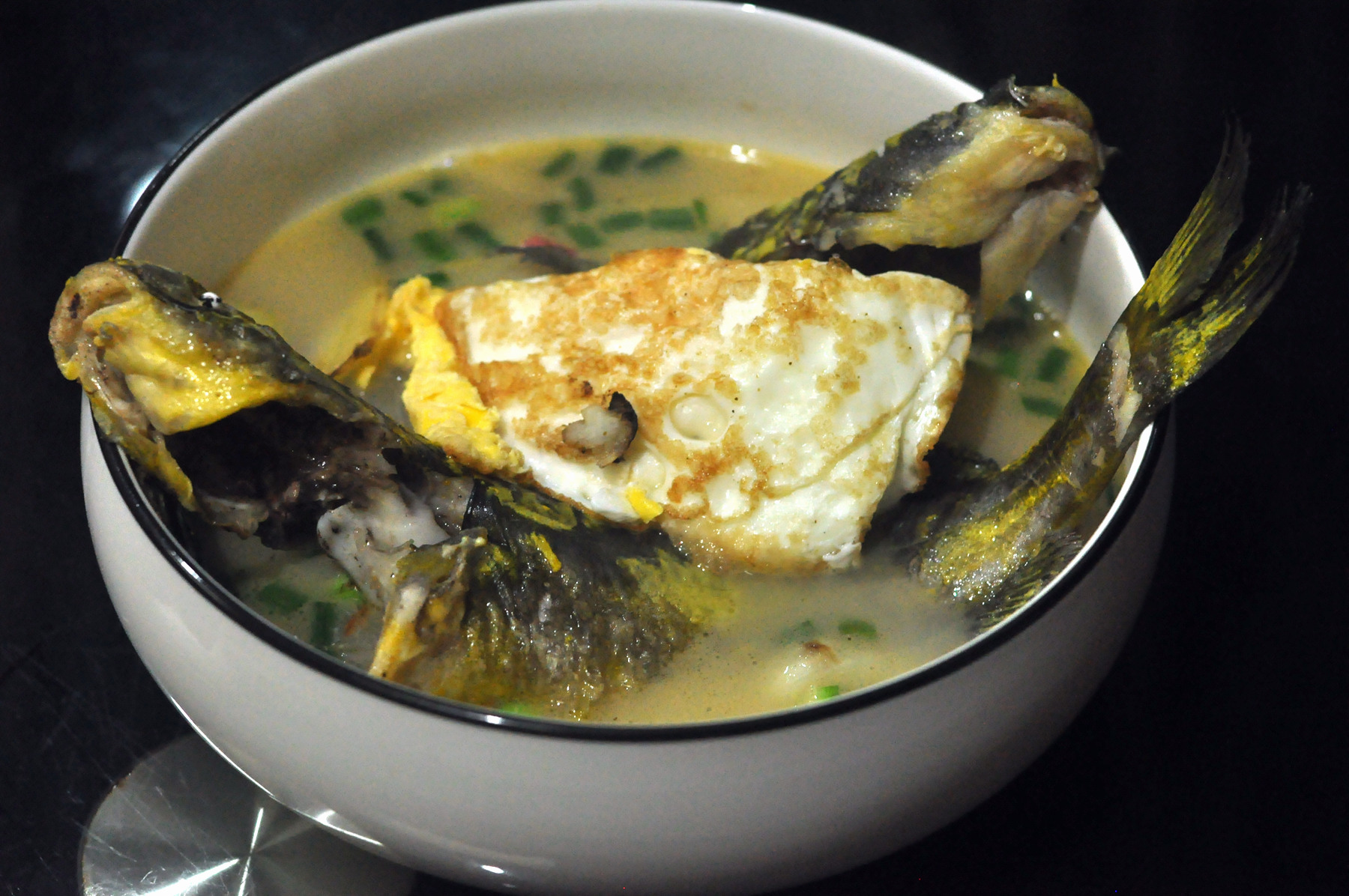 鲜味十足的荷包蛋黄骨鱼汤的做法